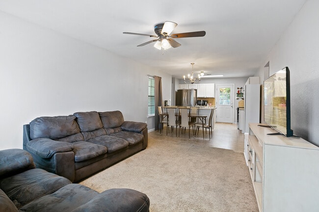 Foto del edificio - 12867 Hazelwood Dr