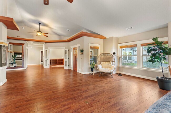 Building Photo - NW Grants Pass, Class, Style and Views!!!