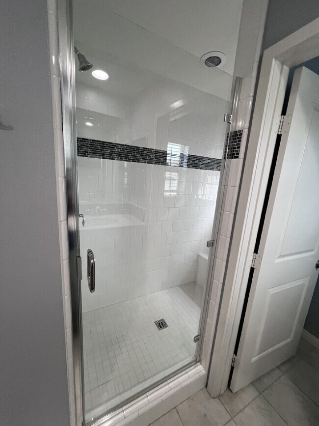 Foto del edificio - "Spacious 3-Bed Townhouse Retreat with 2.5 Baths in Beautiful Oceanside – 1,797 Sq Ft of Modern L...