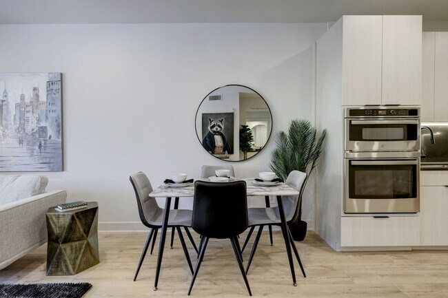 Foto del edificio - 2221 W Dallas St