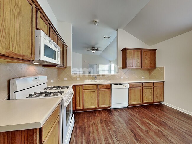 Building Photo - 860 Goldenrod Street
