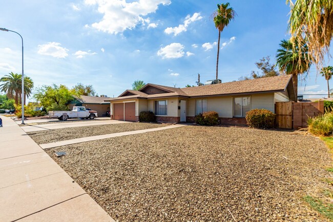 Building Photo - 4 BEDROOM, 2 BATH TEMPE HOME WITH SPACIOUS...