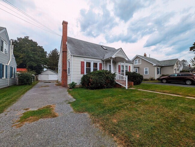 Building Photo - 3-Bedroom Gem with Master Suite and Detach...