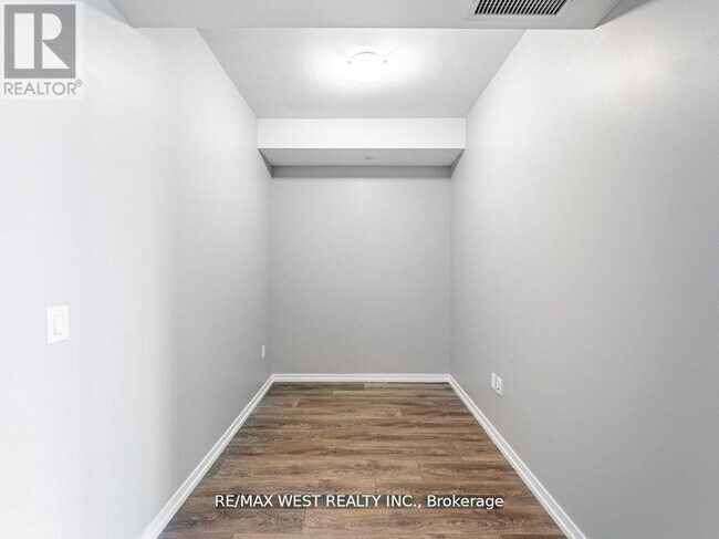 Building Photo - 3237 Bayview Ave