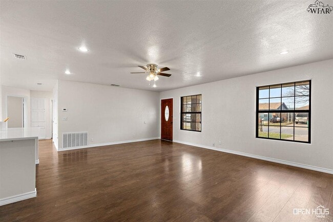 Building Photo - 300 E Garden Dr