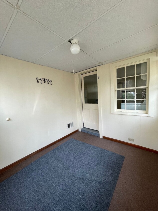Primary Photo - Charming 2 bed, 1 bath - Amesbury, MA! AVA...