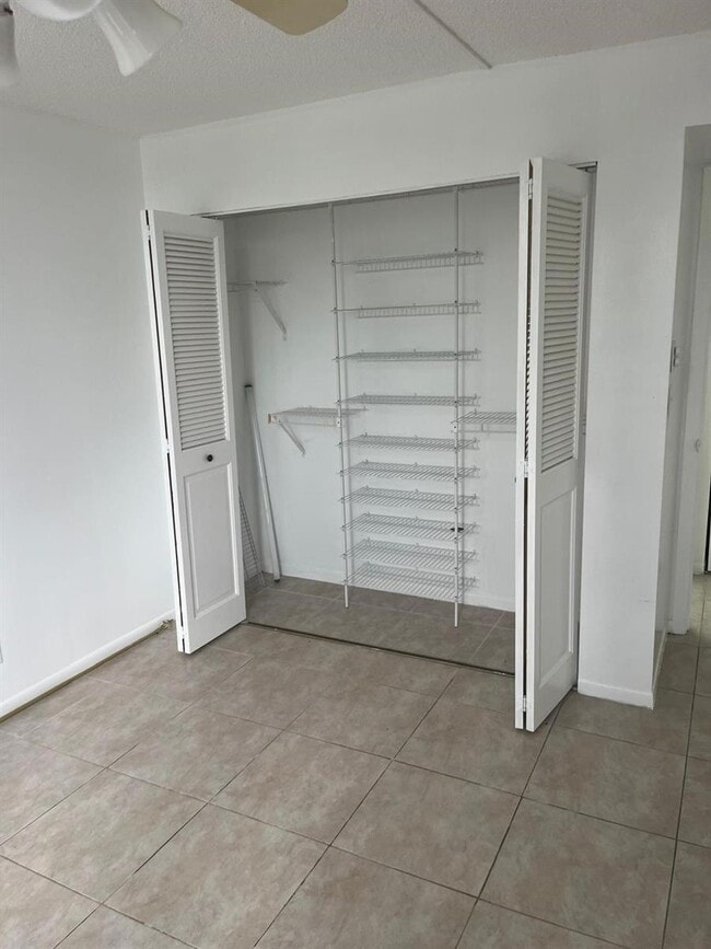 Foto del edificio - 6301 N University Dr