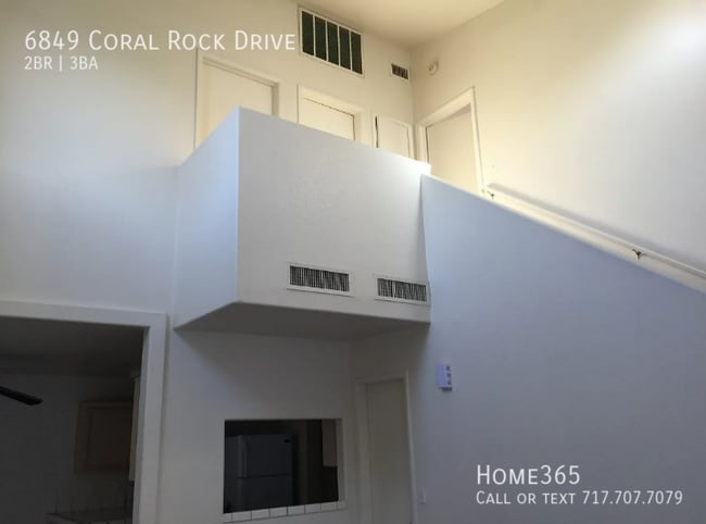 Building Photo - Beautiful 2 bedroom 2.5 bath townhome with...