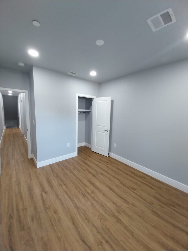 Building Photo - 708 N 42nd St