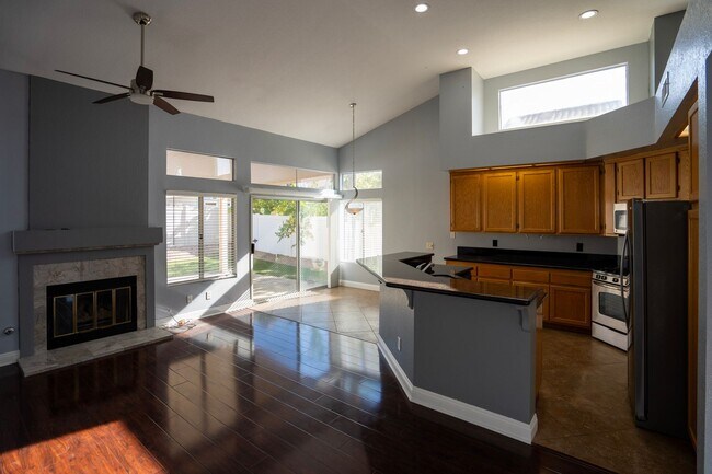 Building Photo - Welcome to this bright and spacious single...