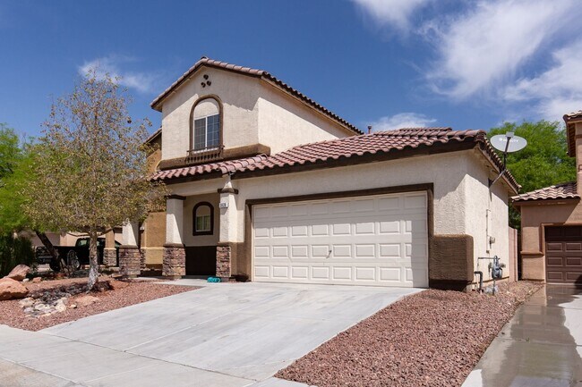 Building Photo - LARGE 4 BEDROOM, 3 BATH HOME BLOCKS FROM N...