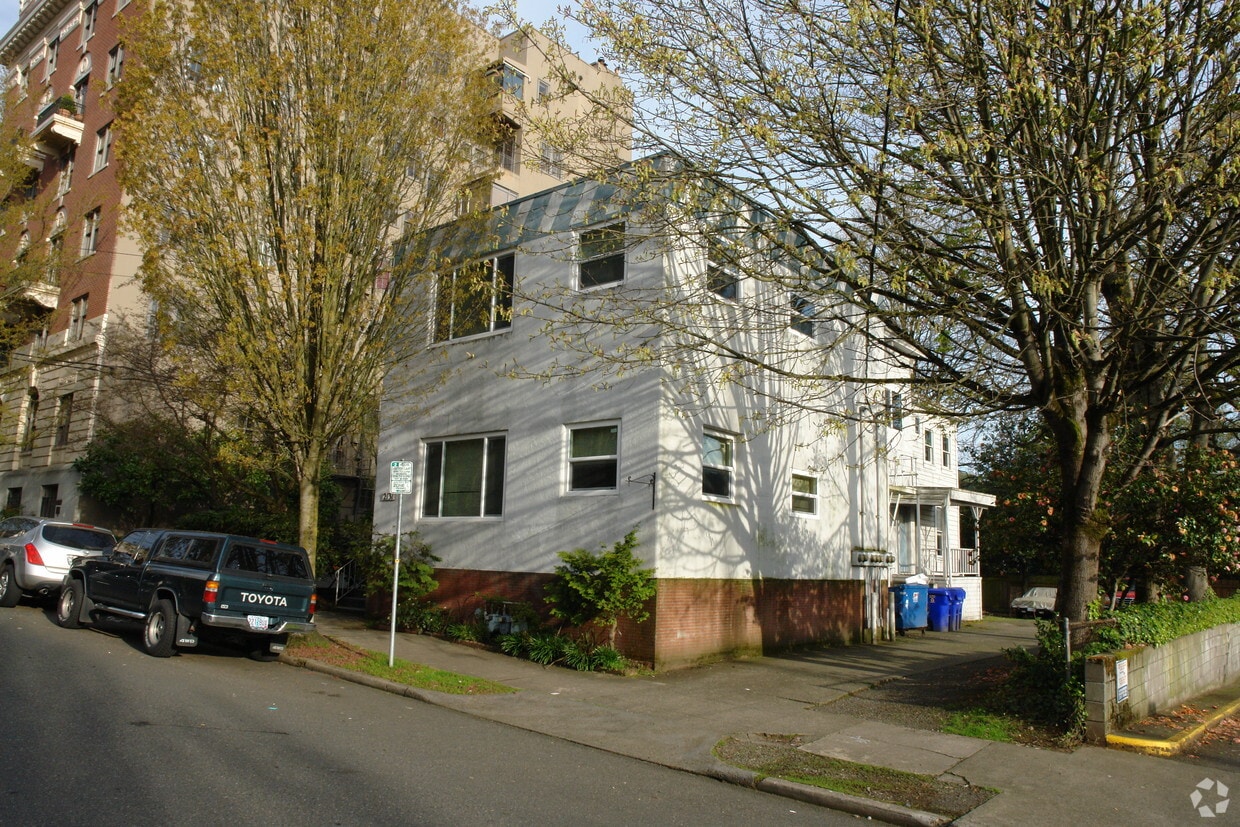 Building Photo - 2131 NW Davis St