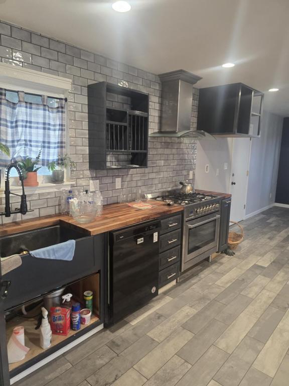 Foto principal - 704 R St