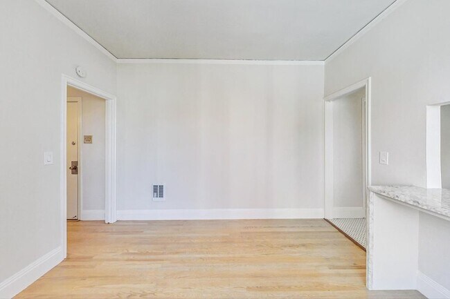 Building Photo - Renovated one bedroom, fantastic Lake Merr...
