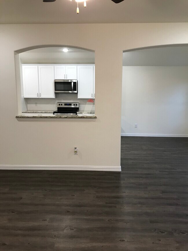 Foto del edificio - 642 E Harvey Ave