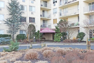 Building Photo - 1000 River Rd