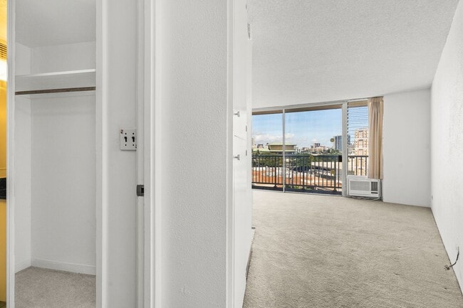 Building Photo - A Studio with A/C, a full kitchen in Ala M...