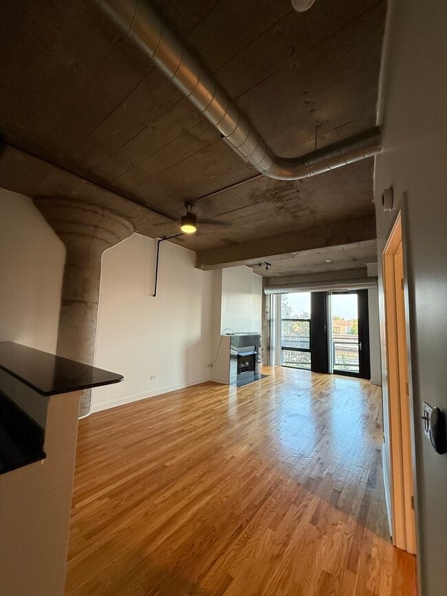 Building Photo - 1071 W 15th St