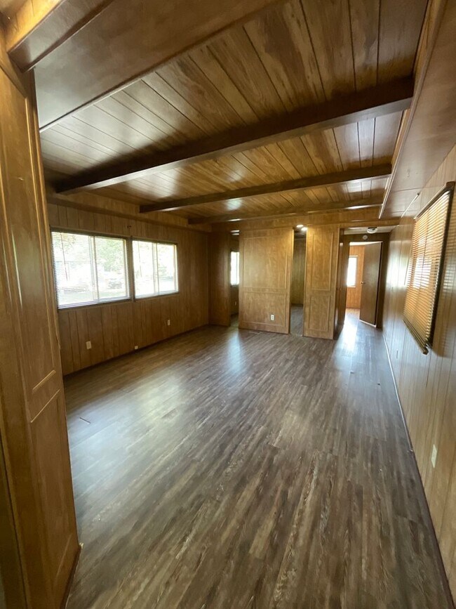 Building Photo - Nice 2 bedroom 2 bath mobile  home with a ...