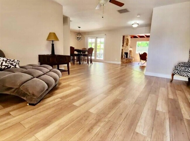 Building Photo - 440 Australian Cir