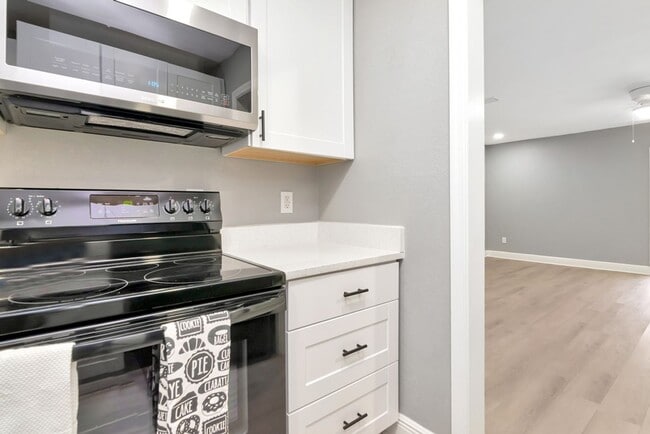 Foto del edificio - Totally Remodeled Duplex w/ New Fenced Bac...