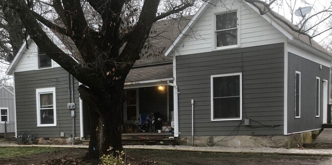 Building Photo - 219 E Mill St