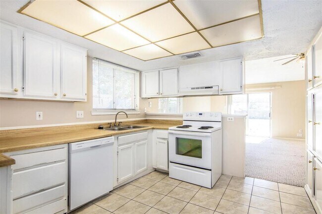 Building Photo - 10419 Towneview Dr