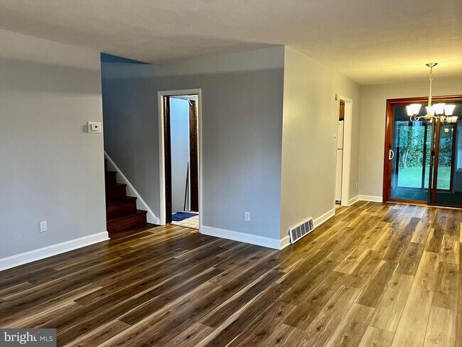 Building Photo - 187 Cranbourne Dr