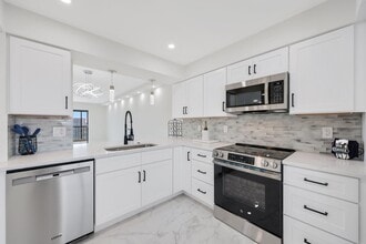 Building Photo - 7290 Kinghurst Dr