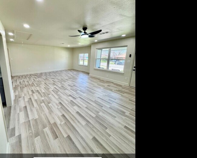 Building Photo - 4414 Howcher St