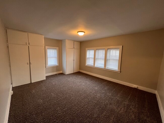 Building Photo - 810 Leonard St NE