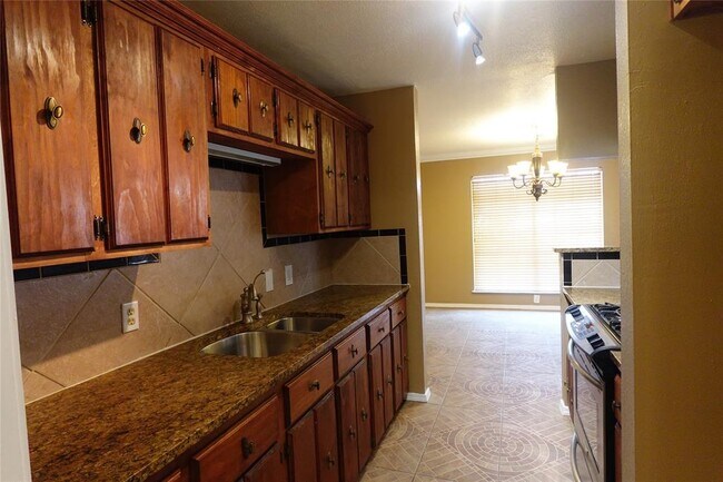 Foto del edificio - 6314 Sandy Oaks Dr