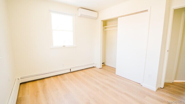 Building Photo - 5 Pearsall Pl