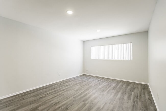 Interior Photo - 311 South Doheny Drive