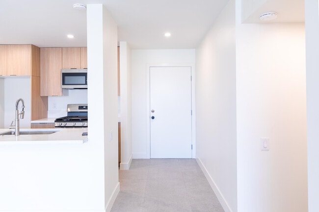 Building Photo - 1400 S Palm Canyon Dr