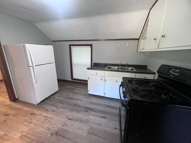 Building Photo - Three Bedroom on the NE Side of GR!