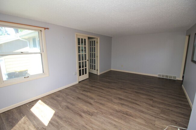 Building Photo - Spacious 4-Bedroom 2-Bathroom House