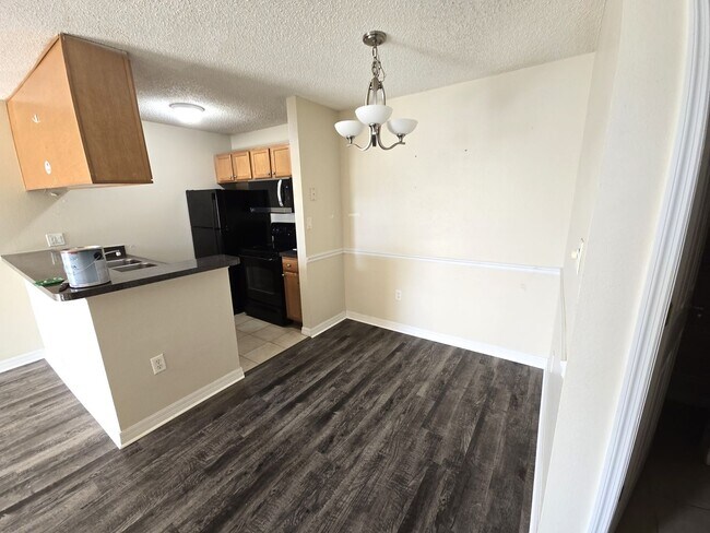 Building Photo - 308 Lake Parsons Green