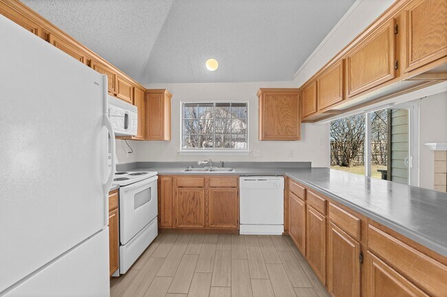 Foto del edificio - AVAILABLE NOW!