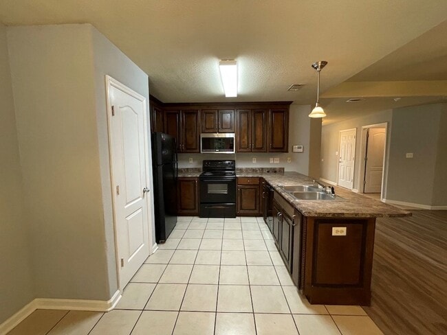 Building Photo - Comfortable 3-Bedroom Home with Open Layout