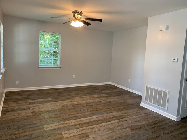 Building Photo - Cozy Three Bedrooom Home in Optimist Park!