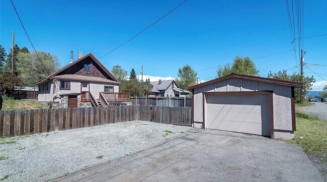 Foto del edificio - 411 W 1st St