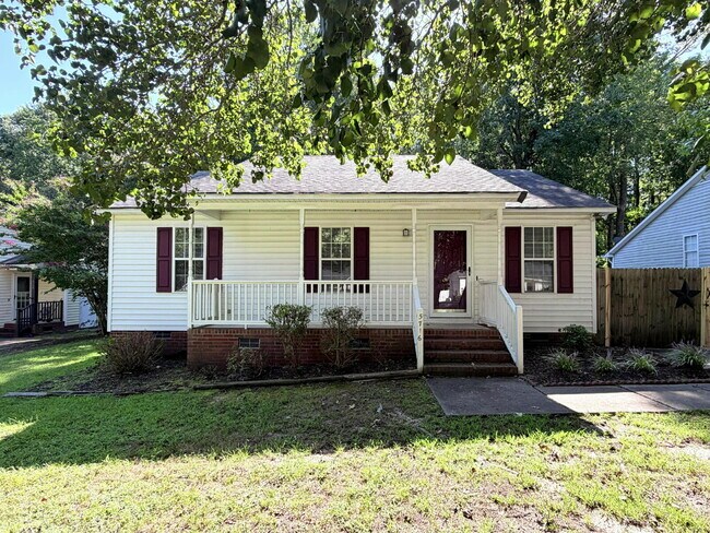 Building Photo - Charming 3 bedroom home with a deck and fenced backyard!