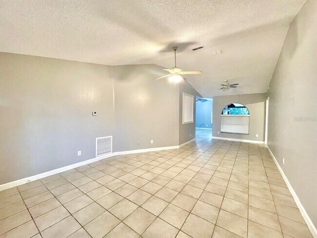 Building Photo - 10026 Chesham Dr