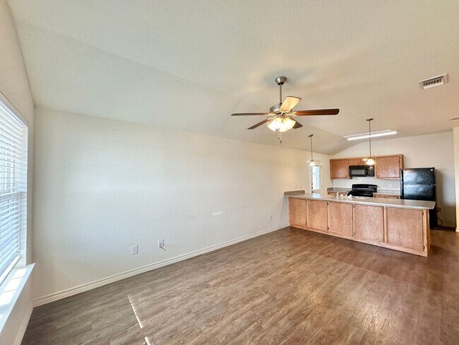 Building Photo - 913 Lasso Dr