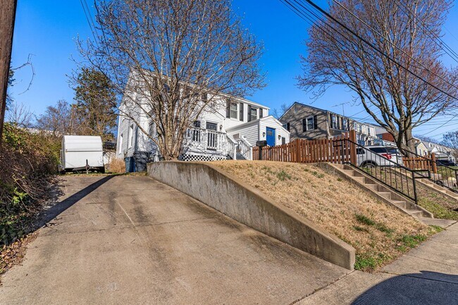 Foto del edificio - Charming Home, Walk to Metro!