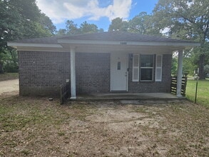 Building Photo - 2040 E Roberts Rd