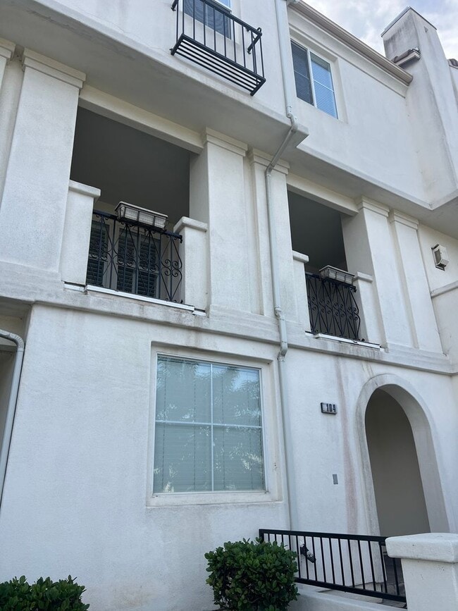 Building Photo - 104 W Santa Clara St