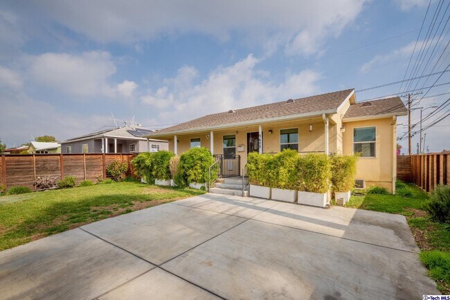 Foto del edificio - 7602 Hinds Ave