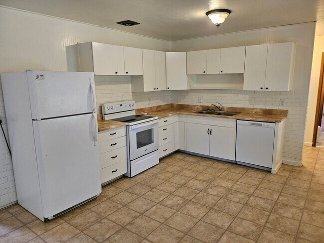 Building Photo - ALL PROSPECTIVE TENANTS MUST SUBMIT A $58 ...